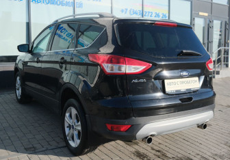 Подержанный автомобиль Ford Kuga 2015 года (3 фото)
