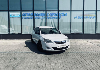 Подержанный автомобиль Opel Astra Hatchback 2011 года (7 фото)