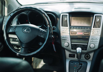 Подержанный автомобиль Lexus RX 2006 года (10 фото)