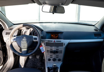 Подержанный автомобиль Opel Astra Hatchback 2008 года (12 фото)
