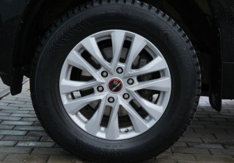 Подержанный автомобиль Toyota Land Cruiser Prado 2010 года (23 фото)