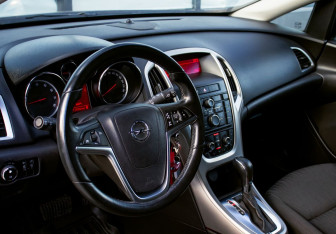 Подержанный автомобиль Opel Astra Hatchback 2011 года (15 фото)