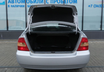 Подержанный автомобиль Toyota Corolla Sedan 2004 года (18 фото)