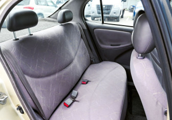 Подержанный автомобиль Toyota Platz 2000 года (15 фото)