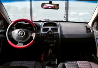 Подержанный автомобиль Renault Megane Sedan 2006 года (16 фото)