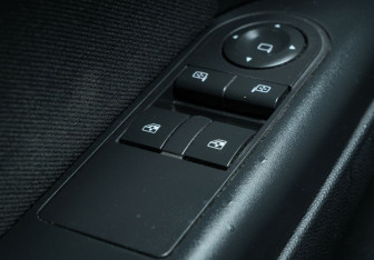 Подержанный автомобиль Opel Astra Sedan 2012 года (11 фото)