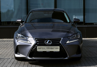 Подержанный автомобиль Lexus IS Sedan 2018 года (8 фото)