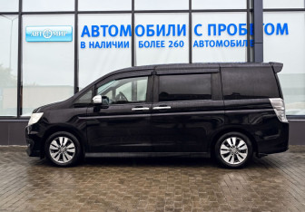 Подержанный автомобиль Honda Stepwgn 2014 года (2 фото)