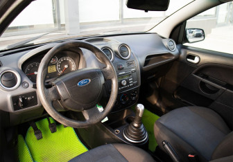 Подержанный автомобиль Ford Fiesta Hatchback 2007 года (13 фото)