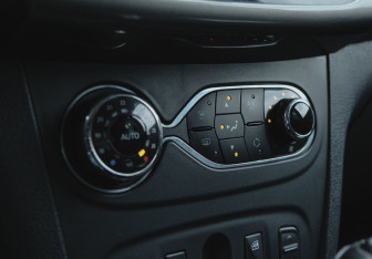 Подержанный автомобиль Renault Sandero 2017 года (12 фото)