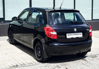 Подержанный автомобиль Skoda Fabia Hatchback 2010 года (3 фото)