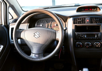 Подержанный автомобиль Suzuki Liana Wagon 2004 года (11 фото)