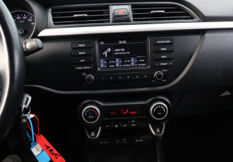 Подержанный автомобиль Kia Rio Hatchback 2017 года (10 фото)