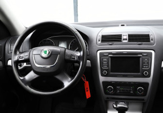 Подержанный автомобиль Skoda Octavia Liftback 2011 года (19 фото)