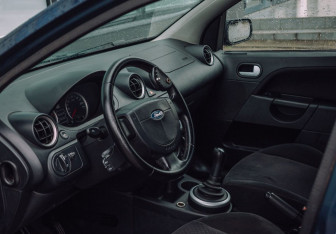 Подержанный автомобиль Ford Fiesta Hatchback 2003 года (9 фото)