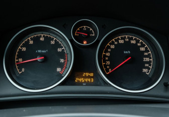 Подержанный автомобиль Opel Astra Sedan 2012 года (15 фото)