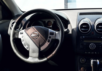 Подержанный автомобиль Nissan Qashqai 2008 года (19 фото)