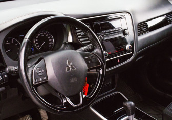Подержанный автомобиль Mitsubishi Outlander 2021 года (14 фото)