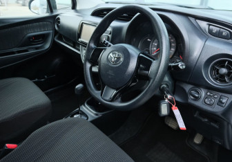 Подержанный автомобиль Toyota Vitz 2018 года (9 фото)