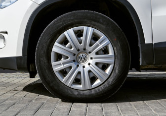 Подержанный автомобиль Volkswagen Tiguan 2010 года (23 фото)