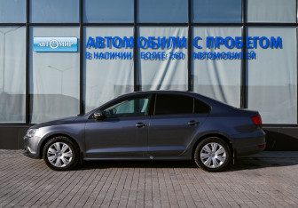 Подержанный автомобиль Volkswagen Jetta Sedan 2013 года (2 фото)