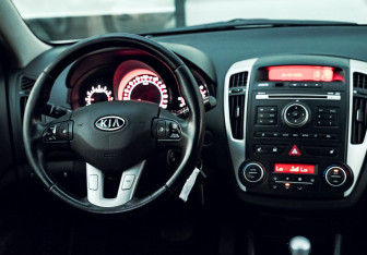Подержанный автомобиль Kia Ceed Wagon 2010 года (20 фото)