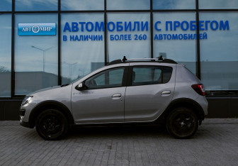 Подержанный автомобиль Renault Sandero 2017 года (2 фото)