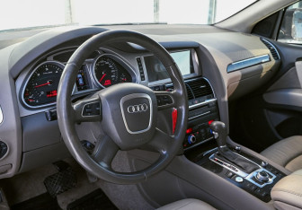 Подержанный автомобиль Audi Q7 2010 года (10 фото)