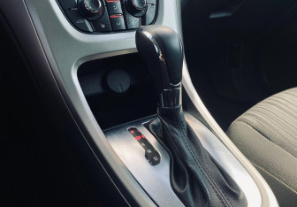 Подержанный автомобиль Opel Astra Hatchback 2011 года (14 фото)