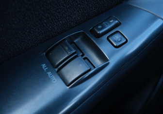 Подержанный автомобиль Toyota Corolla Sedan 2005 года (11 фото)