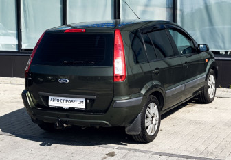 Подержанный автомобиль Ford Fusion 2007 года (5 фото)