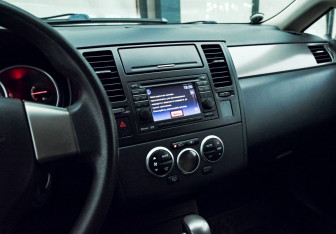 Подержанный автомобиль Nissan Tiida Hatchback 2012 года (11 фото)