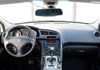 Подержанный автомобиль Peugeot 3008 2012 года (12 фото)