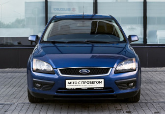 Подержанный автомобиль Ford Focus Sedan 2006 года (8 фото)