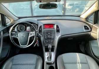 Подержанный автомобиль Opel Astra Hatchback 2013 года (11 фото)