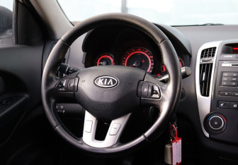 Подержанный автомобиль Kia Ceed Hatchback 2010 года (16 фото)