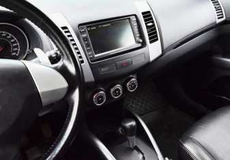 Подержанный автомобиль Mitsubishi Outlander 2010 года (9 фото)