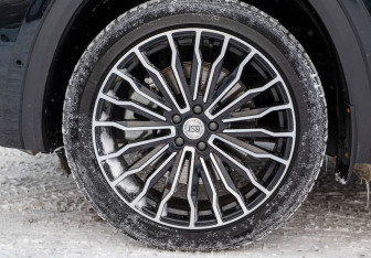 Подержанный автомобиль Geely Monjaro 2024 года (21 фото)