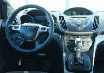 Подержанный автомобиль Ford Kuga 2015 года (10 фото)