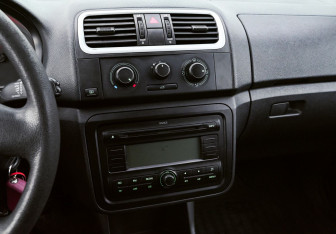 Подержанный автомобиль Skoda Fabia Hatchback 2009 года (12 фото)