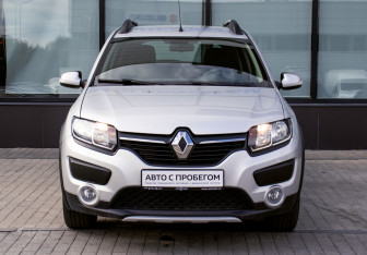 Подержанный автомобиль Renault Sandero 2017 года (8 фото)