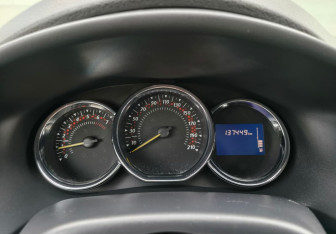 Подержанный автомобиль Renault Sandero 2016 года (18 фото)