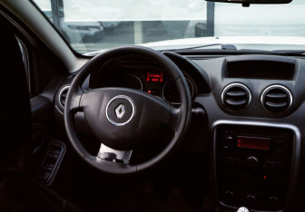 Подержанный автомобиль Renault Duster 2012 года (17 фото)