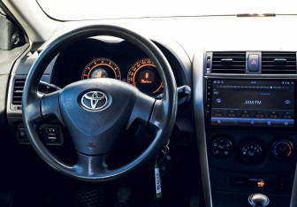 Подержанный автомобиль Toyota Corolla Sedan 2007 года (17 фото)