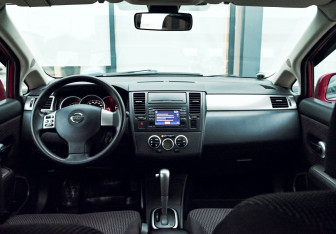 Подержанный автомобиль Nissan Tiida Hatchback 2012 года (17 фото)