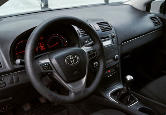 Подержанный автомобиль Toyota Avensis Sedan 2009 года (14 фото)