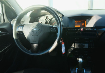 Подержанный автомобиль Opel Astra Sedan 2011 года (10 фото)