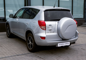 Подержанный автомобиль Toyota RAV4 2007 года (3 фото)