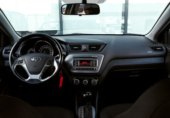 Подержанный автомобиль Kia Rio Sedan 2015 года (18 фото)