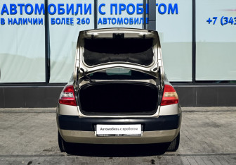 Подержанный автомобиль Renault Megane Sedan 2006 года (18 фото)